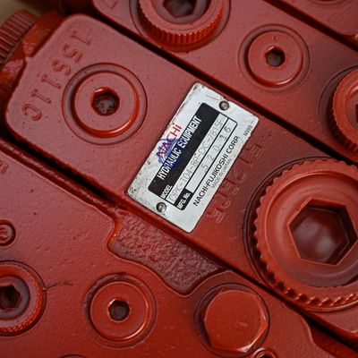 Hitachi EX55 ZAX60 Kobelco SK60 खुदाई के लिए नाची नियंत्रण वाल्व DPK-T04-8P-DC-7815F